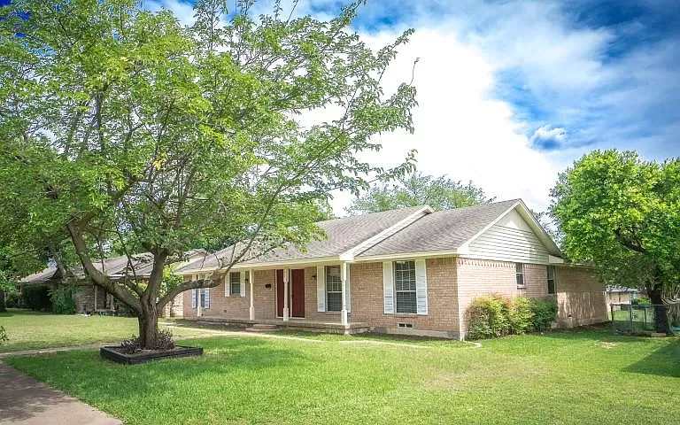 Houses Near Beautiful 3 Bedroom & 2 Bath home in Lancaster.