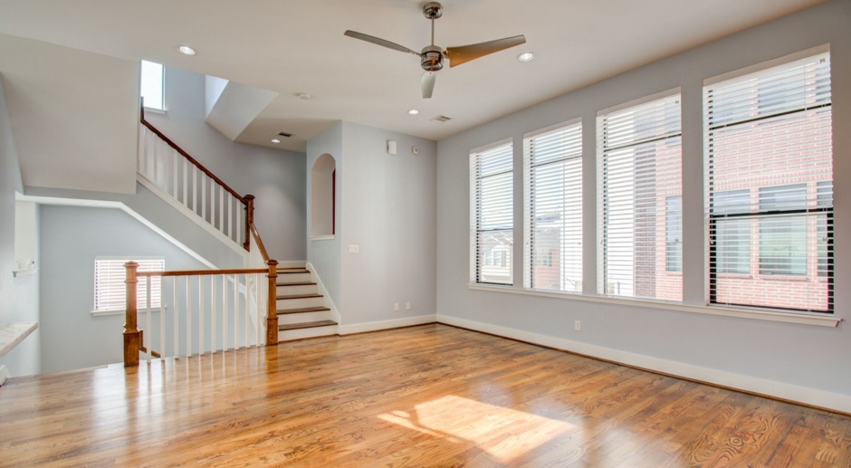 Georgeous residence with Downtown Views: Stylish Living in Ruthven Lofts!