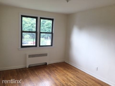 Spacious 2 Bedroom Apartment in Garden Style Courtyard - Laundry On Site- Located in New Rochelle