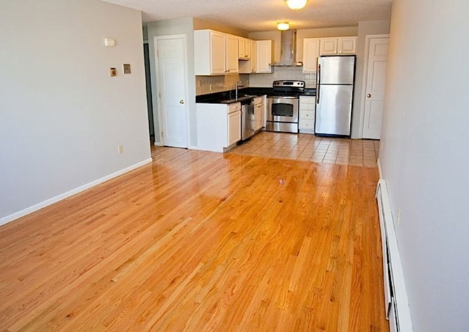 Apartments Near Beautiful 2 Bedroom Close to the train !
