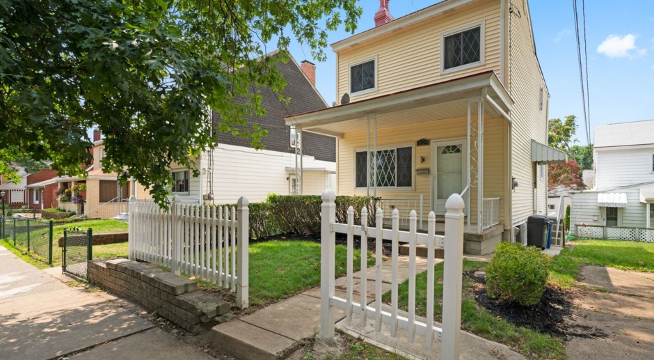 LOVELY LAWRENCEVILLE 2 BEDROOM HOME WITH SPACIOUS YARD AND INTERIOR UPDATES