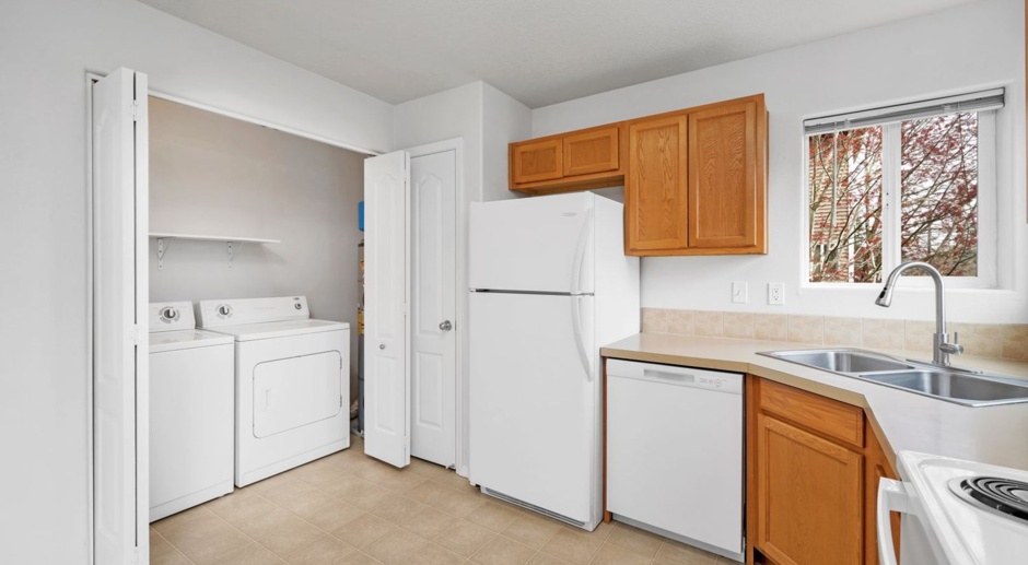 2 bedroom 1.5 bath Condo! Washer and Dryer in unit!!