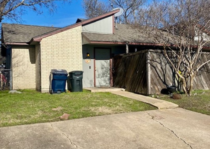 Houses Near College Station -2 bedroom / 1 bath - Duplex, Available with fence in yard.