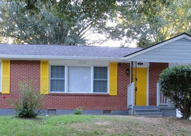 Houses Near Charm and Convenience Await: Newly Renovated 3BR Home with Spacious Yard in Atlanta's Center Hill Neighborhood!