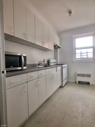 Bright 2 Bedroom Apartment in Courtyard Building - Located in New Rochelle