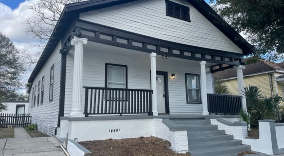 Beautifully renovated 3/2 Bungalow Available 3/15!