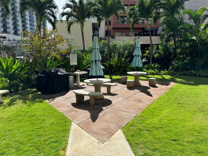 Fully-Furnished One Bedroom in Waikiki