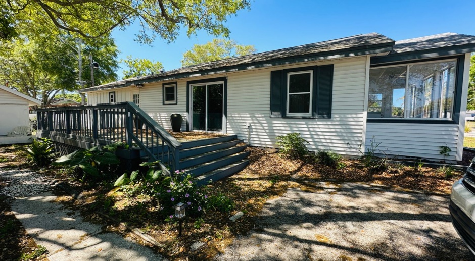 Charming 3 Bed, 2 Bath Oasis: Minutes from Clearwater Beach & Downtown Dunedin