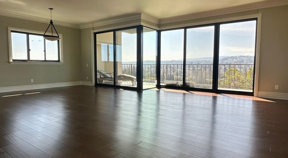 Gorgeous 2 Bed / 2 Bath Top Floor Condo with Amazing Views!