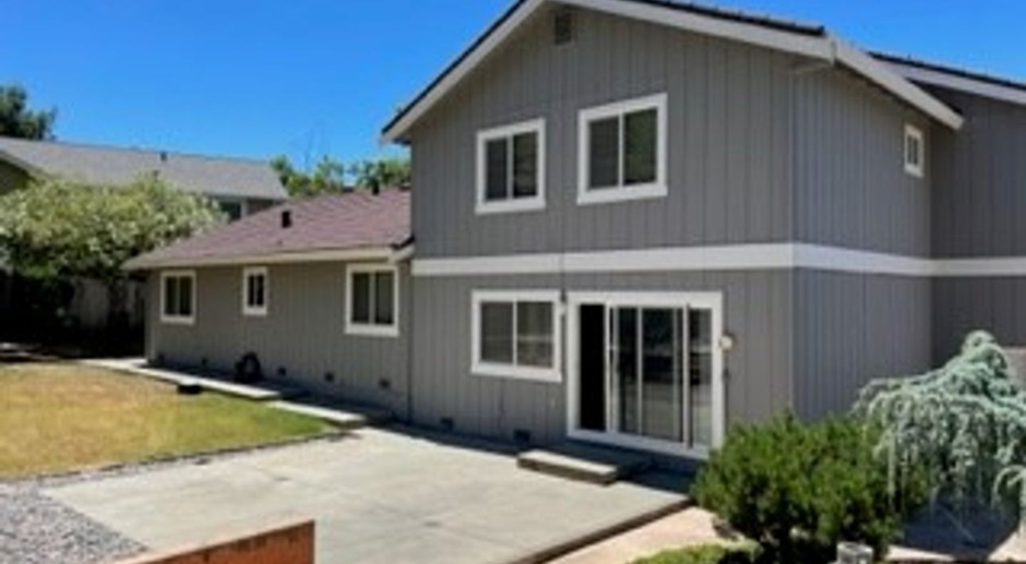 -Spacious 4 Bed 2.5 Bath, House, with Hew Hardwood Floors throughout - 