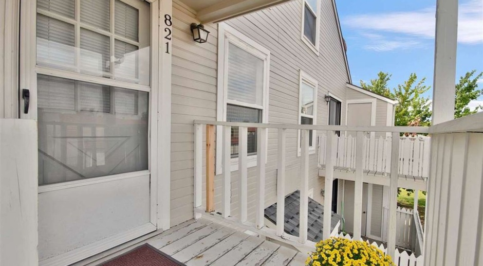 Adorable Colonial Oaks Condo in perfect condition on Eastside with Community Pool