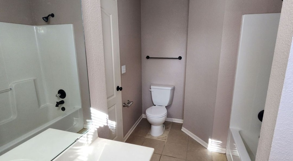 Generously Sized 3 bedroom, 2.5 bathroom in Kansas City, MO!
