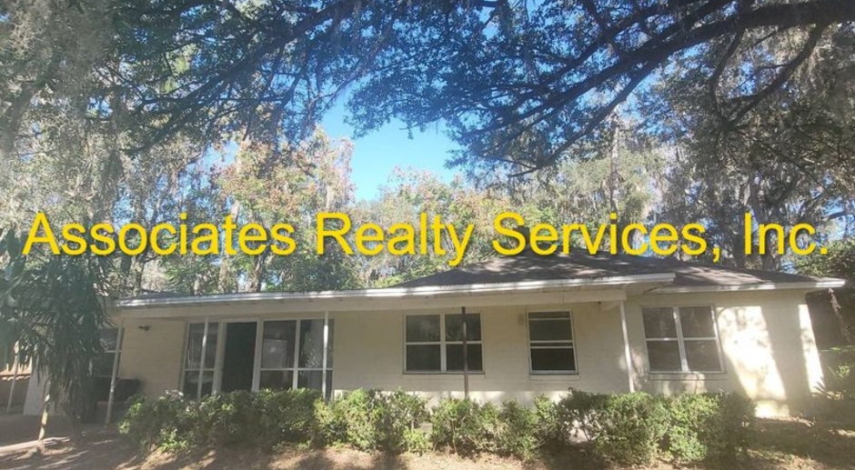 4 bedroom in NW Gainesville! Nice wood floors & Remodeled kitchen! .