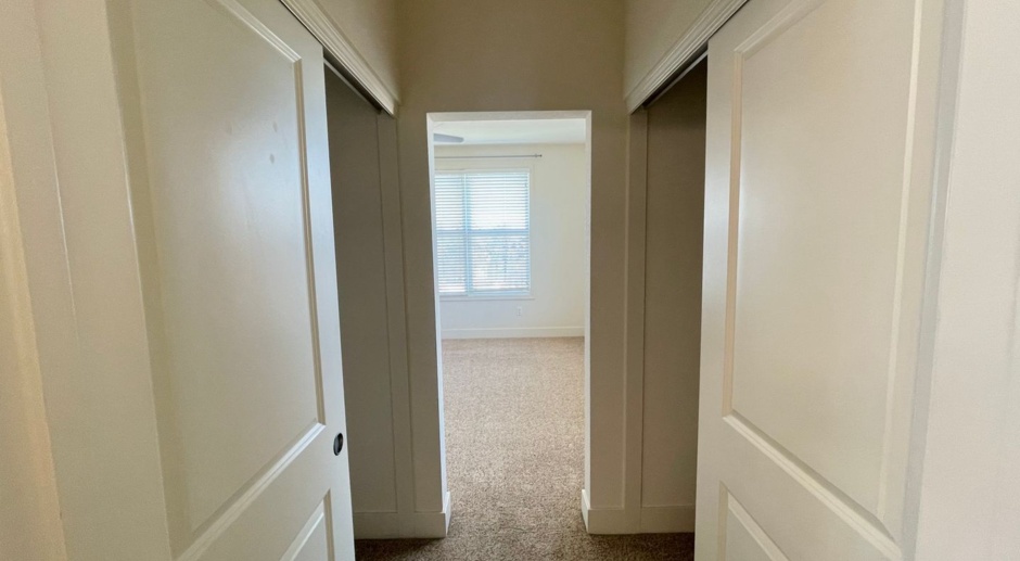 $500 First Month Special !! Spacious 2 Bedroom Unit Right on Bay Street 