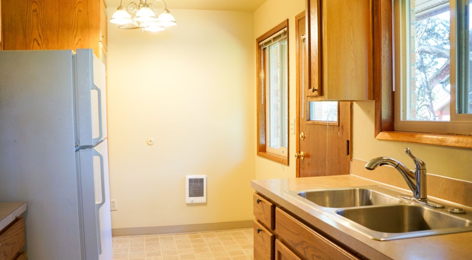 Great 2 Bed w/Hardwoods, Fireplace, Washer/Dryer, & Parking Ready Now!