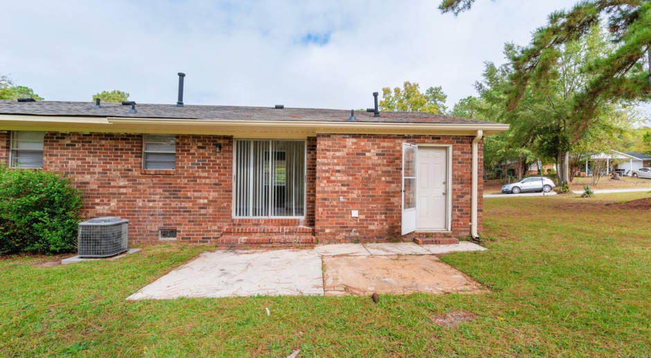 MOVE IN SPECIAL $1,275 - 3 bed/1.5 bath home in Meadowbrook, with WASHER & DRYER connections.