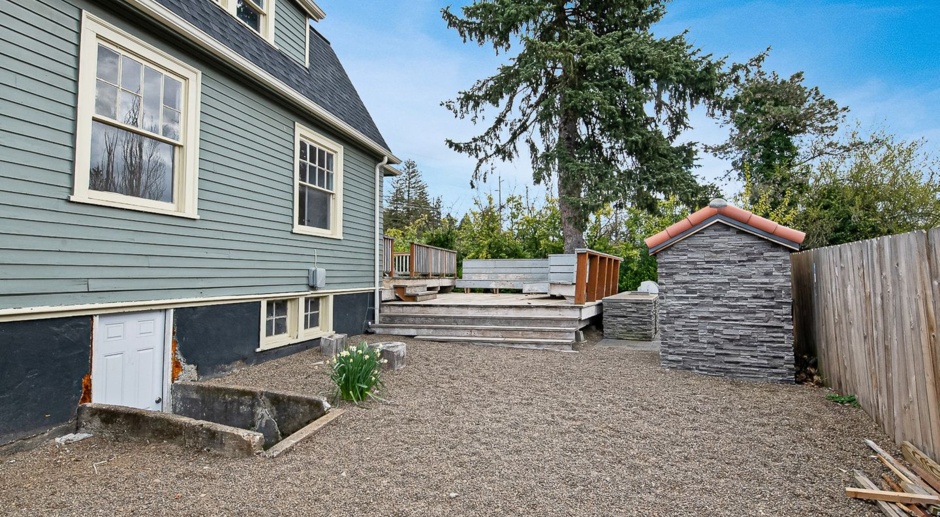 Gorgeous 4-bdrm home on large lot—Back deck w/ kitchen + pizza oven, great location