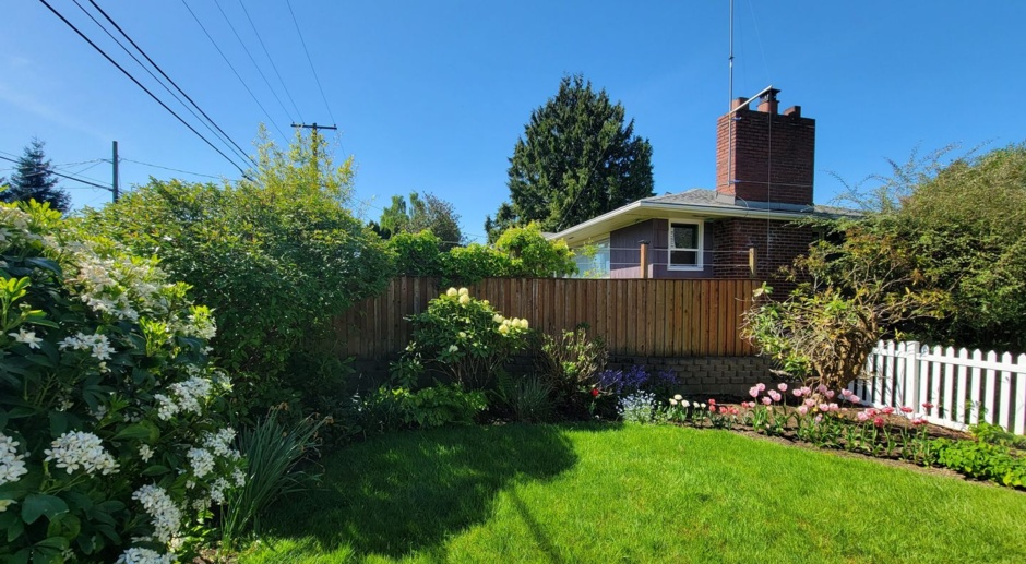 Fully Furnished 3 bedroom home in Manette - close to PSNS, ferries, schools and dining