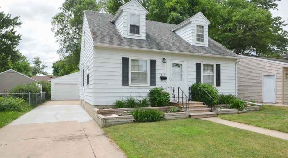 Charming 4 Bed, 2 Bath Home for Rent near Silver Lake Park and Quarry Hill Park! 