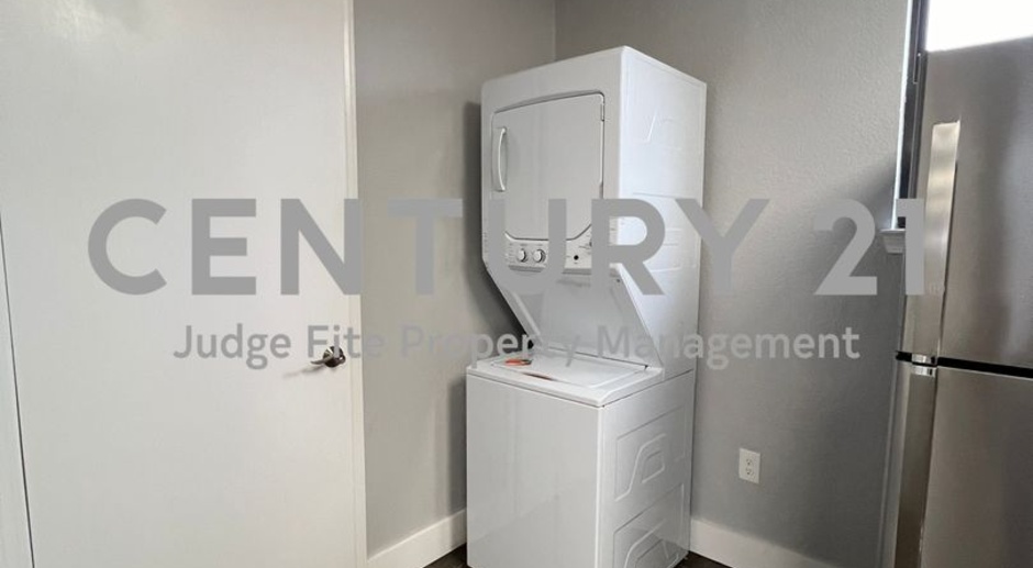 Completely Renovated and Updated 2/1 Apartment in The Heart of Denton For Rent!