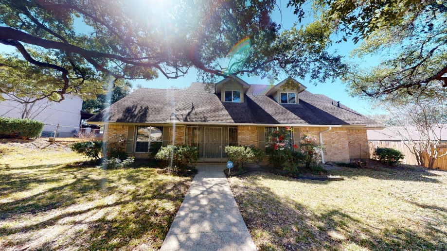 Gorgeous San Antonio home with large backyard & covered patio