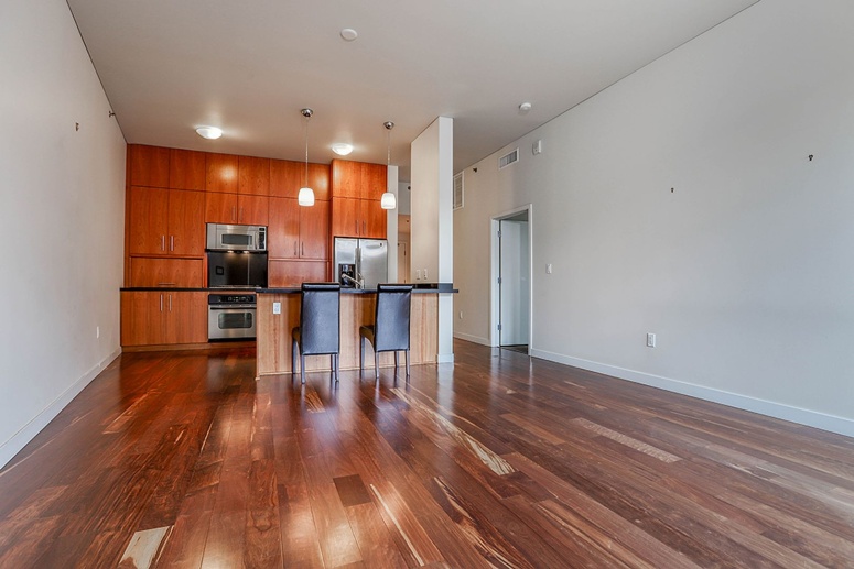 Gorgeous 1br/2ba condo + bonus room and Parking in Park Place in the North Pearl 