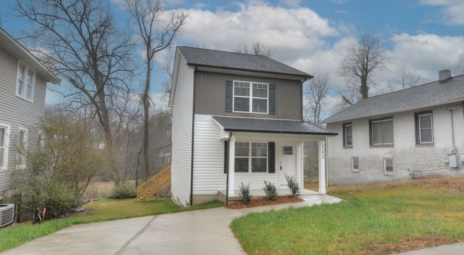 Contemporary 3BR, 2.5BTH Home Featuring a Gleaming Kitchen, LVP Floors, and Serene Deck near downtown Statesville