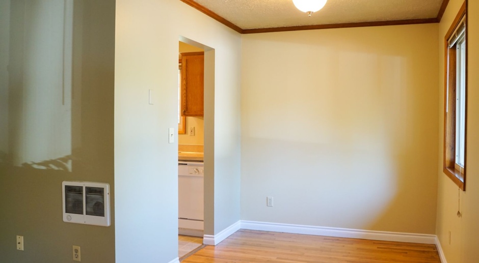 Get $500 OFF! Great 2 Bed w/Hardwoods, Fireplace, Washer/Dryer, & Parking Ready Now!