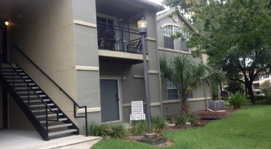 Beautiful condo close to UF with access to community volleyball court and resort-style swimming pool