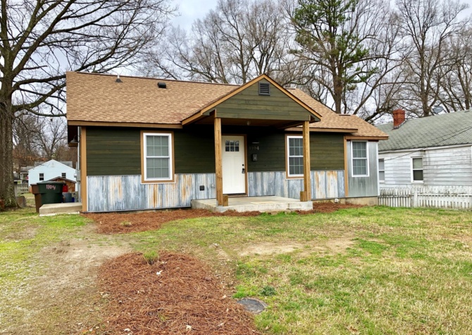 Houses Near Remodeled 2BR/2BA near UNCG- Lawncare Included!