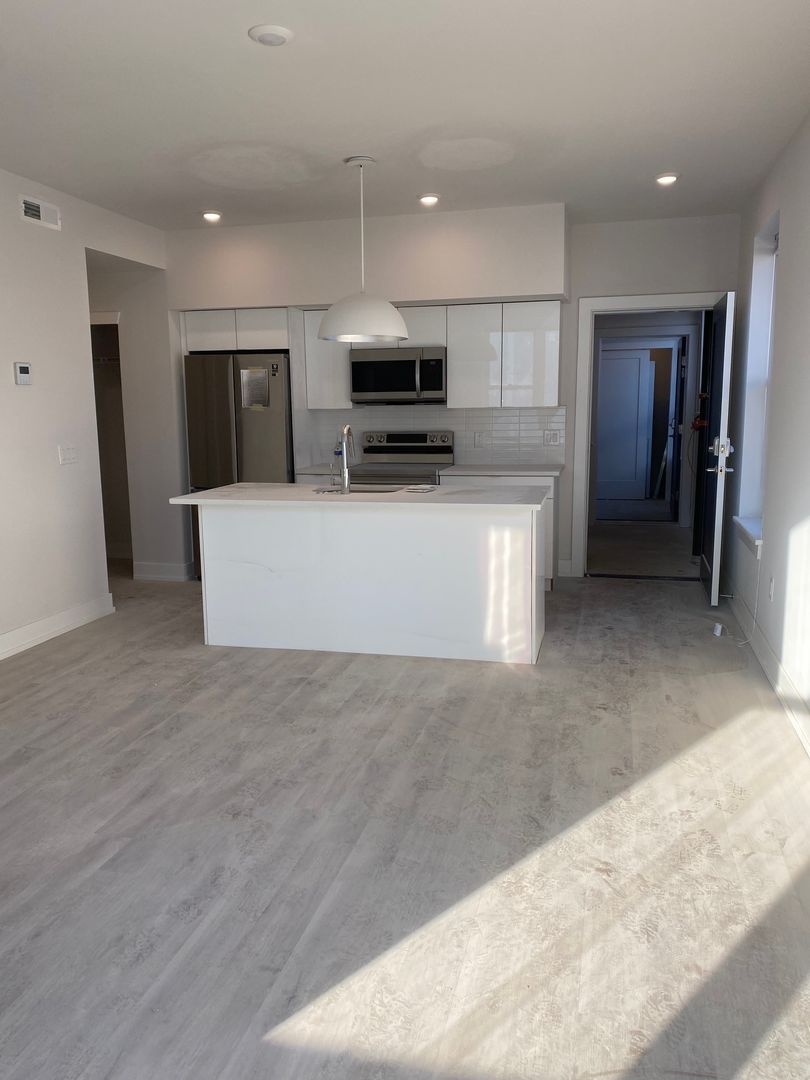 New Construction 1 bed/1 bath apartment in University City! Close to Everything!