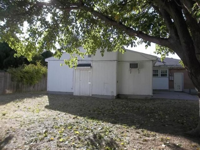  Located in Paramount!! 3 bedrooms, 2 baths, 2 living rooms, fireplace and 1 car garage! 1/2 off special 