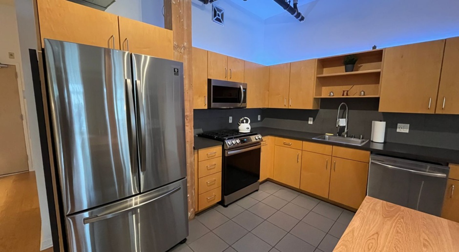 Huge Pearl District Modern Industrial Studio w/ Storage & parking!! In-unit Laundry, Spacious Floor Plan and Excellent Walk Score!!