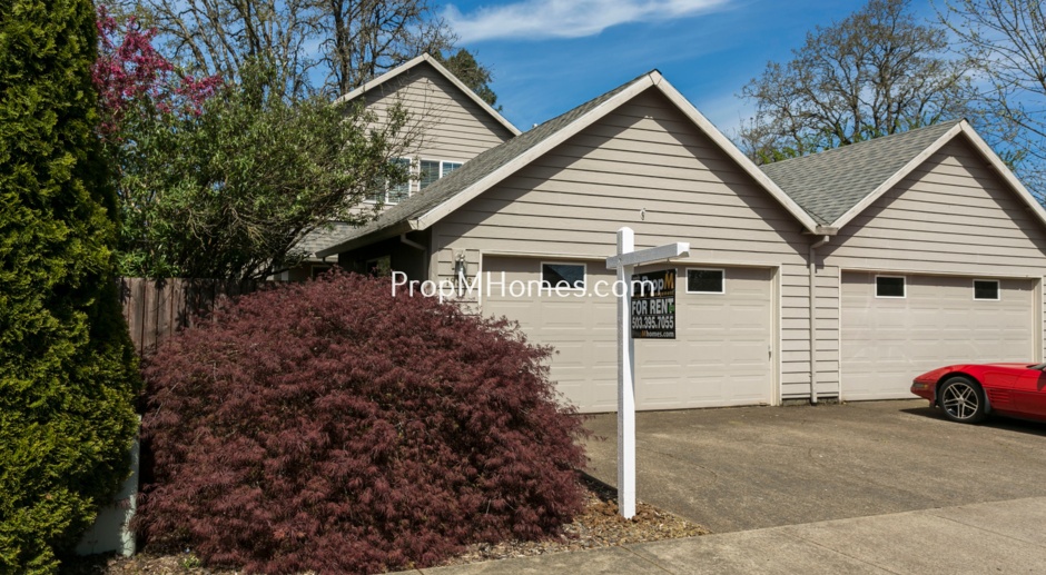 Lovely Three Bedroom Home in Oregon City- Fully Fenced Yard!!