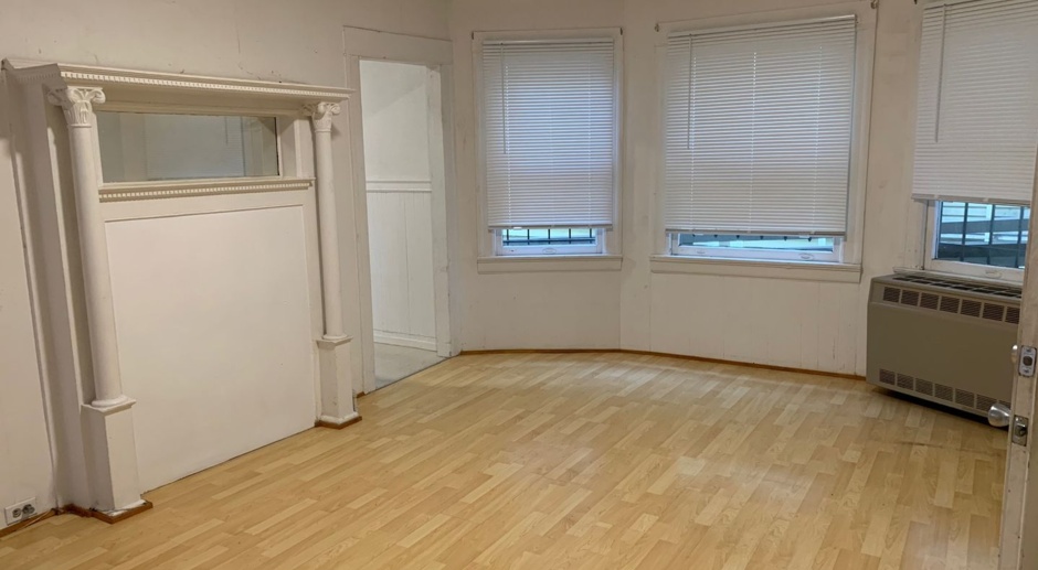 Beautiful Berkeley! One Bedroom apartment w/ Parking, Washer & Dryer and great central location!