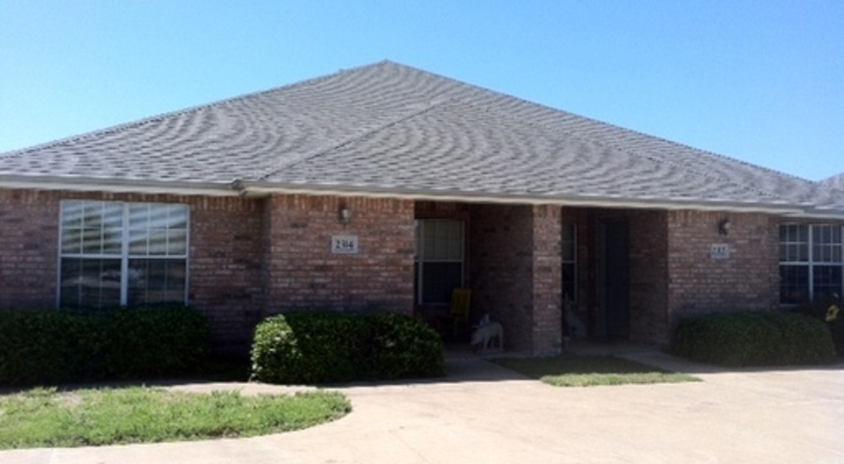  College Station - 3 Bedrooms / 2 Bath Duplex with fenced yard and washer/dryer.