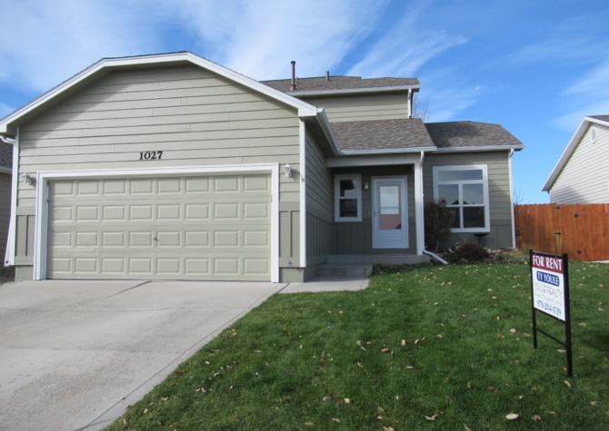 Houses Near Beautiful 4 bed/2 bath home in Waterglen easy access to I-25