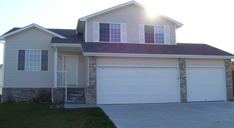 Not Your Typical Rental... Beautiful Upscale Home with Open Floor Plan in South Lincoln 
