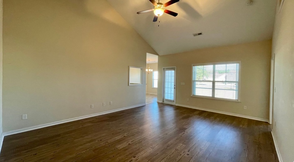 3/2 with a great layout and new flooring on Tiger Grand in Conway!
