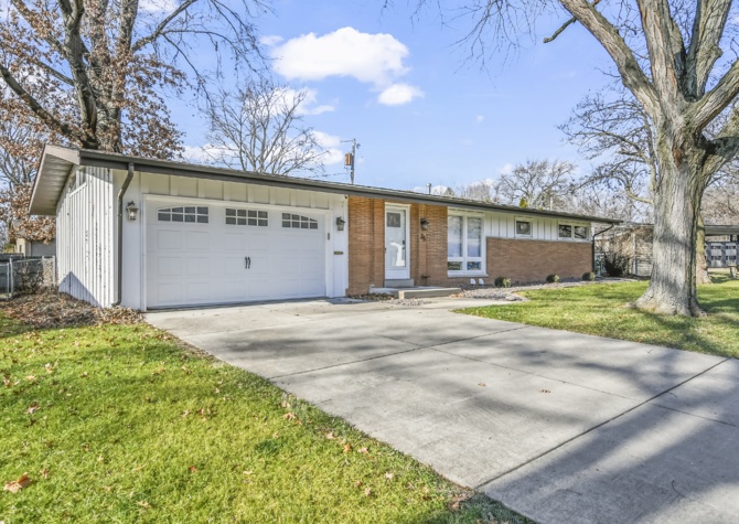 Houses Near Check out this cozy, 3 bed / 3 bath house near the west side!