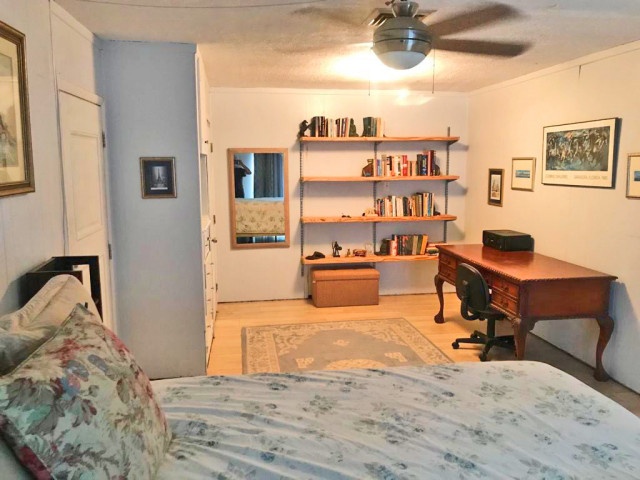 AVAILABLE: MASTER BEDROOM WITH PRIVATE BATH/WALK IN CLOSET IN STUDENT - HOME WITH POOL