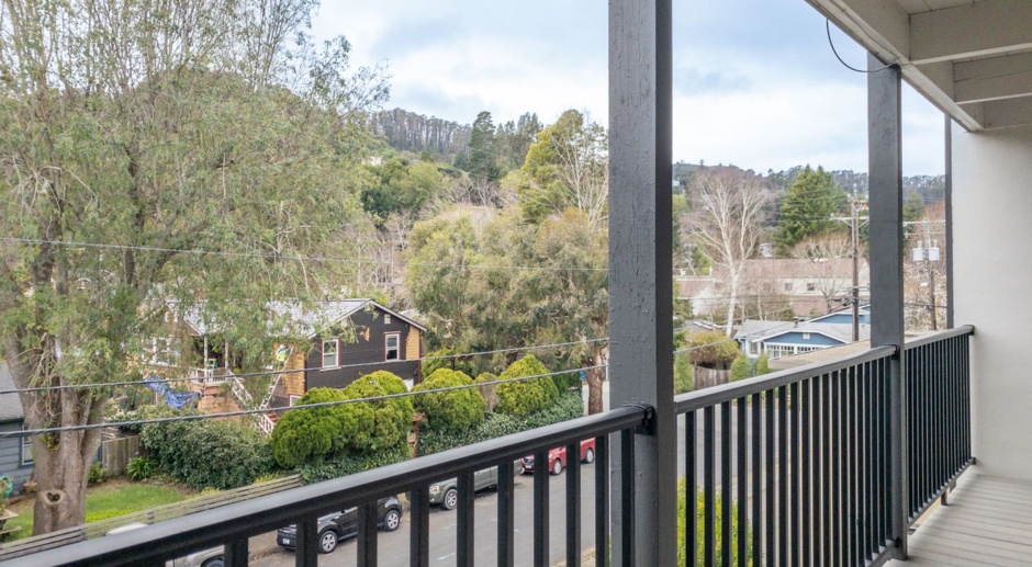 Tranquil Top Floor 1BR/1BA Unit! Large Private Balcony! Tam Valley! Parking! Laundry! Storage! PROGRESSIVE
