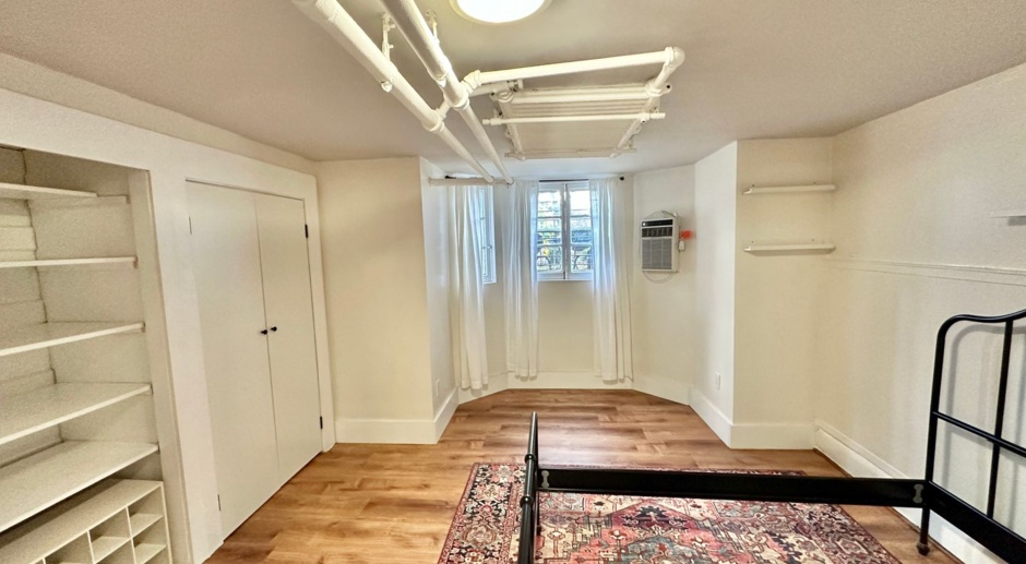 Charming Capitol Hill 1 Bedroom in Eastern Market w/Private Patio. 