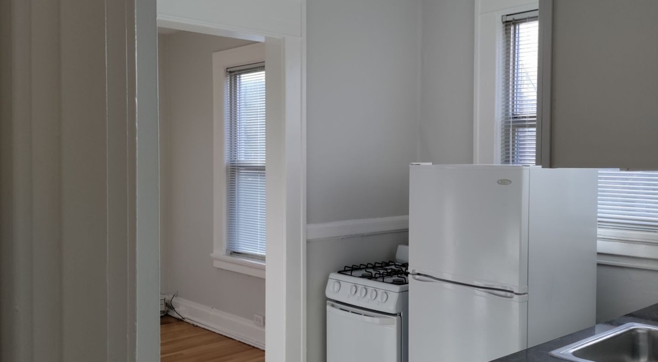 $1,000 OFF MOVE-IN SPECIAL. Rialto Court - Gorgeous Vintage Capitol Hill Studio Available