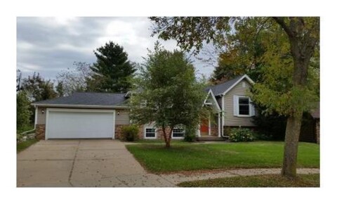 Houses Near Eau Claire 3+BR/2ba Home in Private Princeton Valley Neighborhood - Dog Friendly for Eau Claire Students in Eau Claire, WI