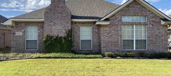 Texas A&M Housing PRICE REDUCTION 909 LINCOLN - 5 MINUTES FROM A&M W GARAGE & OPEN FLOOR PLAN for Texas A&M Students in College Station, TX