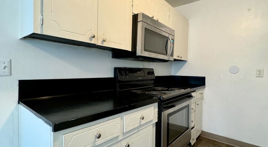 **$750 DEPOSIT / FREE FIRST MONTH RENT** Spacious Main Floor Unit~ Great Natural Light~ Updated Appliances~ Pets Welcome!  