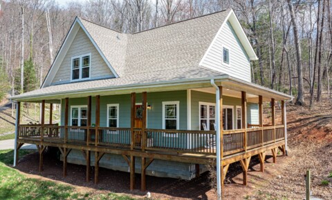 Houses Near A-B Tech East AVL - Contemporary Farmhouse on Large Wooded Lot for Asheville-Buncombe Technical Community College Students in Asheville, NC