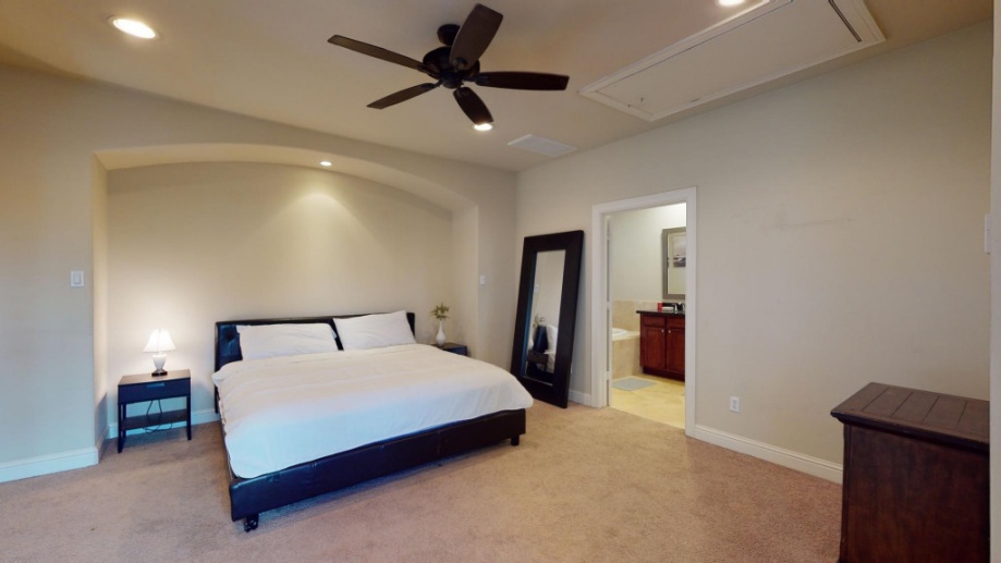 Queen Bedroom in Downtown Houston #1381 C/w Private Bathroom (Furnished Only)