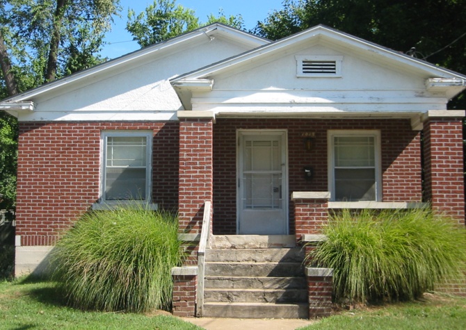 Houses Near 1015 E Loren - Available June 1st!! Walk to MSU Campus!